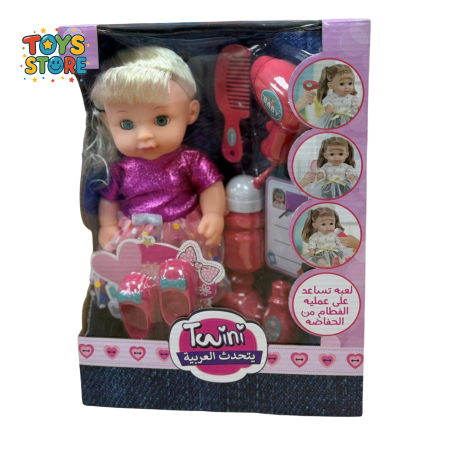 دمية تتحدث العربية ، مع مستلزماتها