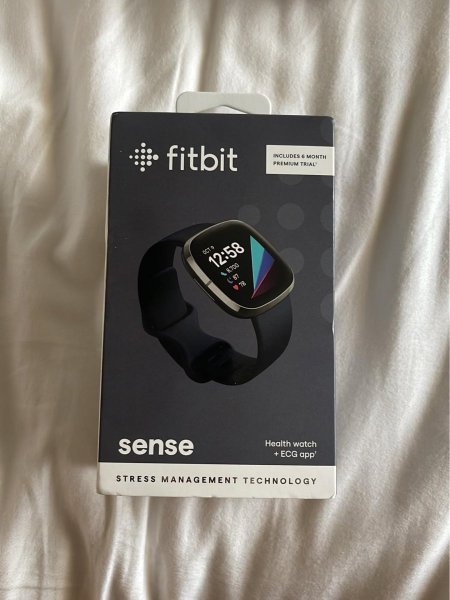 ساعة ذكية من Fitbit للكبار