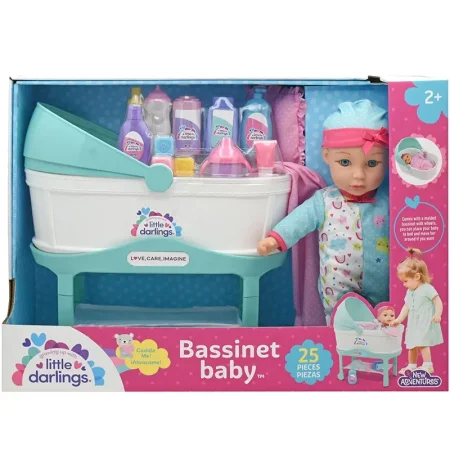 طفل مع مهد و جميع مستلزماته